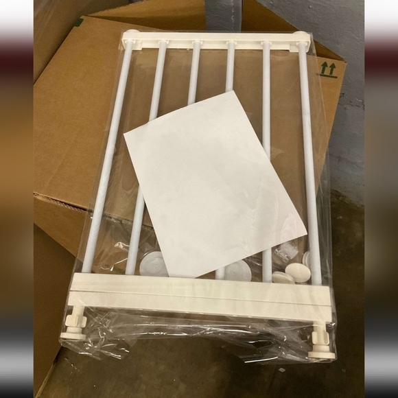 New open box expandable dog gate - Picture 4 of 4